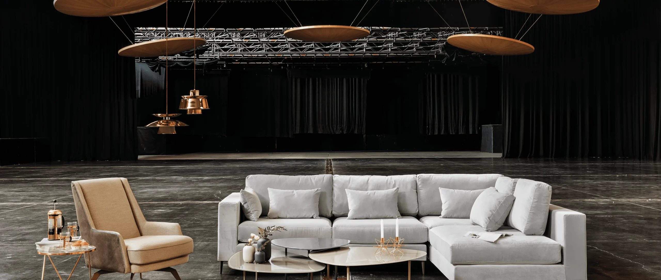 Sofá modular de diseño Elenco Sofás en un espacio de escenografía industrial